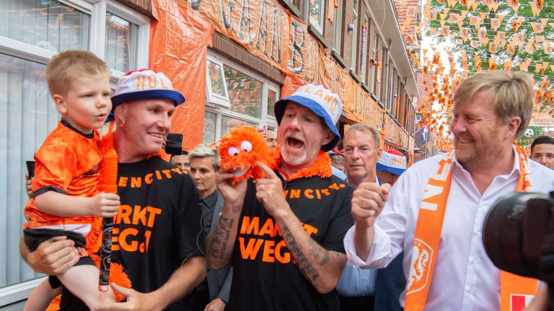 Koning Willem-Alexander brengt bezoek aan Haagse Marktweg