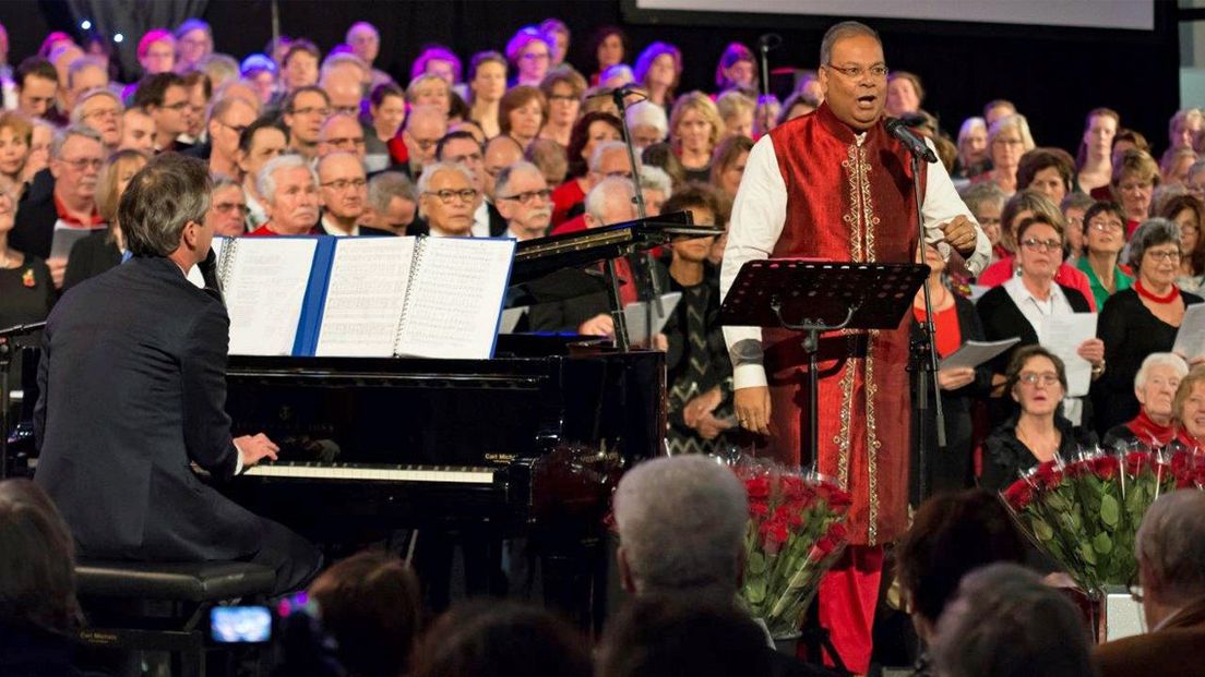 Rabin Baldewsingh tijdens de kerst sing along