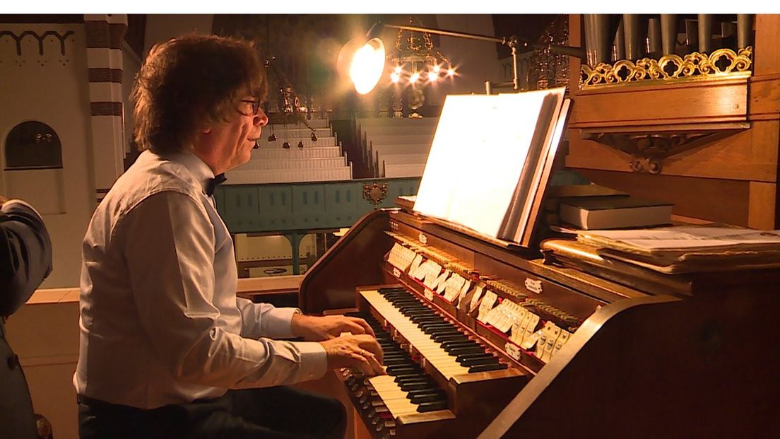 Stadsorganist Simon Stelling achter zijn orgel 