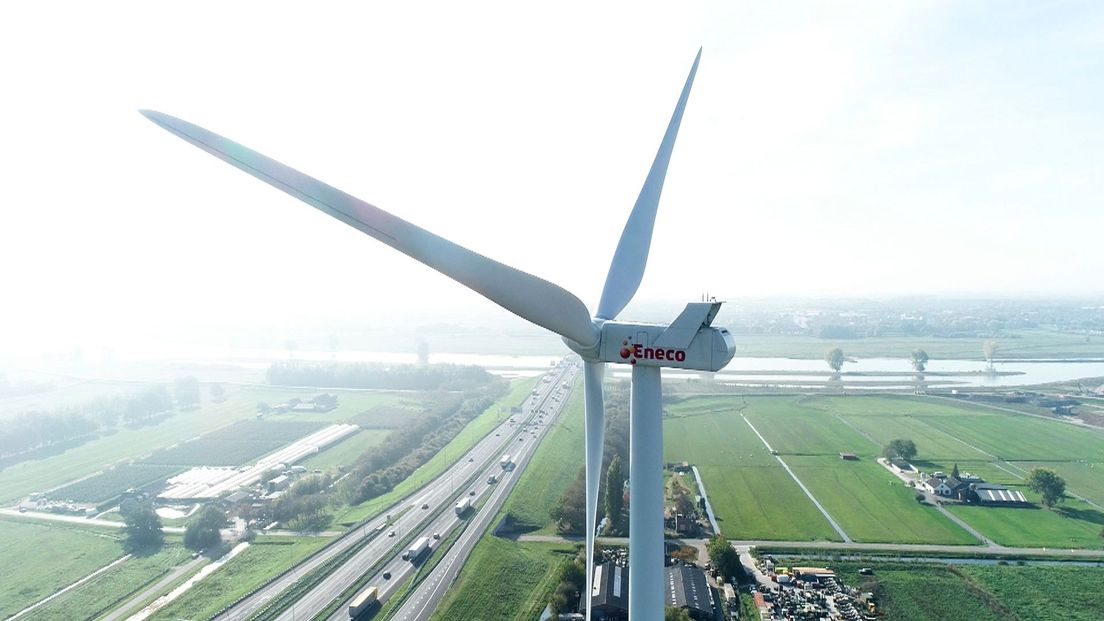 Een windmolen in Nieuwegein langs de A27.