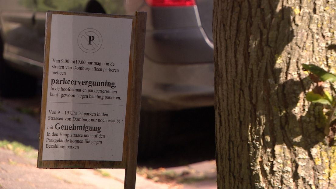 Inwoner van Domburg waarschuwt parkerende toeristen (video)