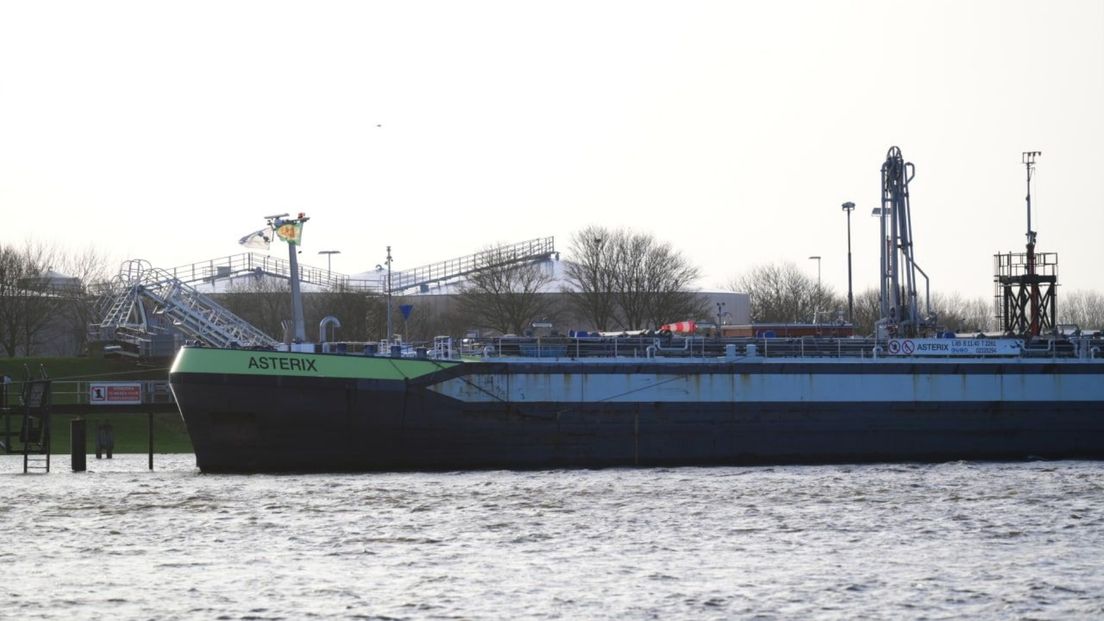 Het schip van de NAM in Delfzijl met afval van een installatie in Den Helder