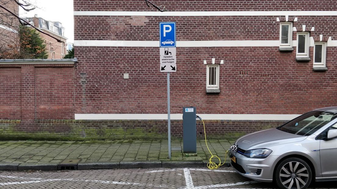 Een oplaadpaal voor een elektrische auto in Den Haag. | Foto Omroep West