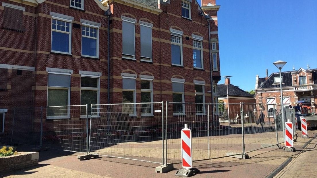 Er zijn hekken om het gemeentehuis in Uithuizen geplaatst nadat er dakpannen naar beneden vielen.