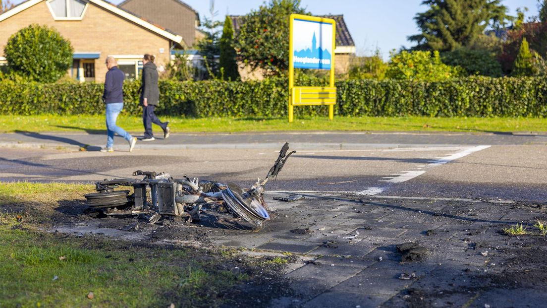 Een wrak van een deelscooter van GO Share in Hooglanderveen, ook vrijdagmorgen vroeg afgebrand.