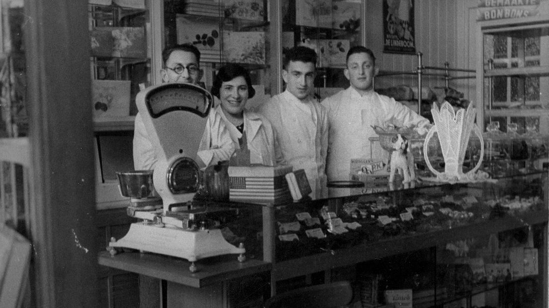 Jo de Leeuw, zijn vrouw Corrie (Kaatje), Corries broer Jaap Benninga en bakkersknecht Alex in 1936 in hun banketbakkerij / lunchroom aan de Lijnmarkt 37.