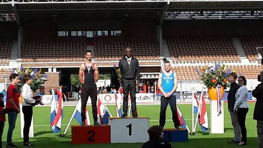 Joeri van der Hooft (links) op het podium bij het NK atletiek 2016