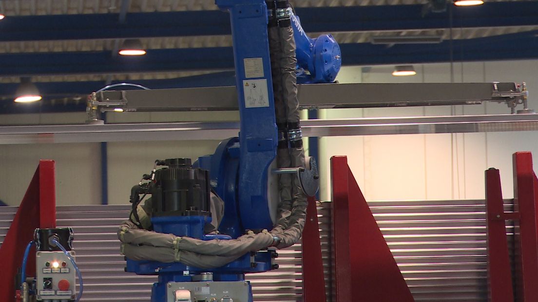 Proefdraaien met robots nieuwe productielijn trailers (video)