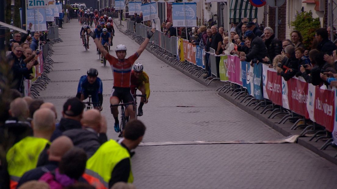 Fabio Jakobsen sprint naar zege in tweede etappe ZLM Roompot tour (video)