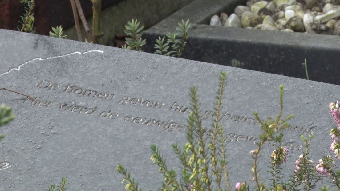 De tekst op het graf van de onbekende man. Still Omroep West