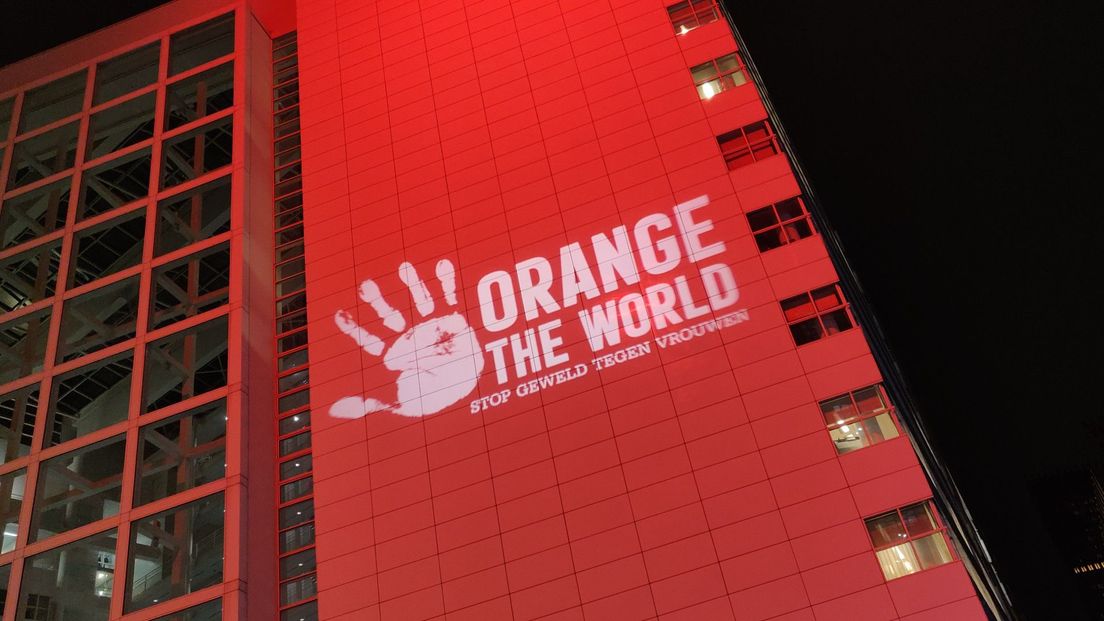 Het stadhuis in Den Haag kleurt oranje om aandacht te vragen voor geweld tegen vrouwen | Foto Omroep West