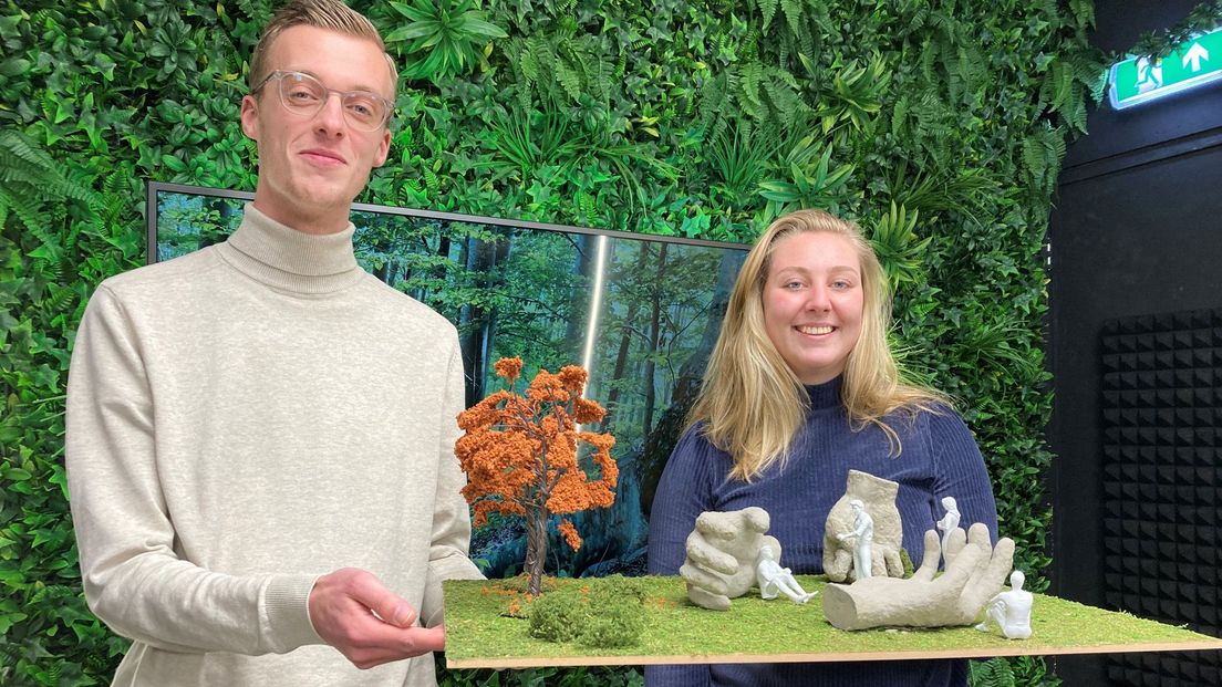 Winnaars Jay Tromp en zijn studiegenoot Kaylee Beek met hun maquette van 'Handdruk van de Dom'