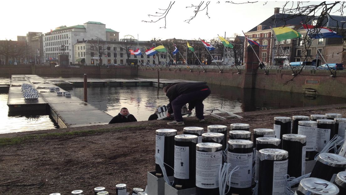 De voorbereidingen voor het vuurwerk bij de Hofvijver in Den Haag zijn in volle gang