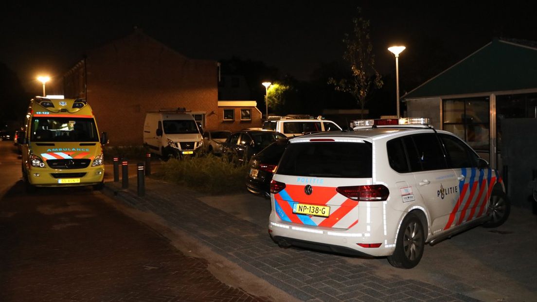 Hulpdiensten in Honselersdijk na het steekincident aan de Amalia van Solmsstraat.