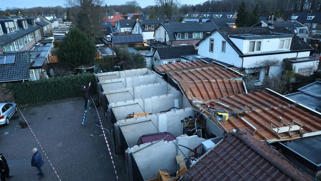 Op de Dokter Rupertlaan in Soest vloog het complete dak van meerdere garageboxen van z'n plek.