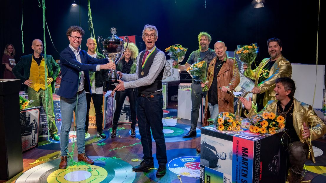 Haagse wethouder Balster reikt de prijs uit aan winnaar Robbie de Huismuzikant