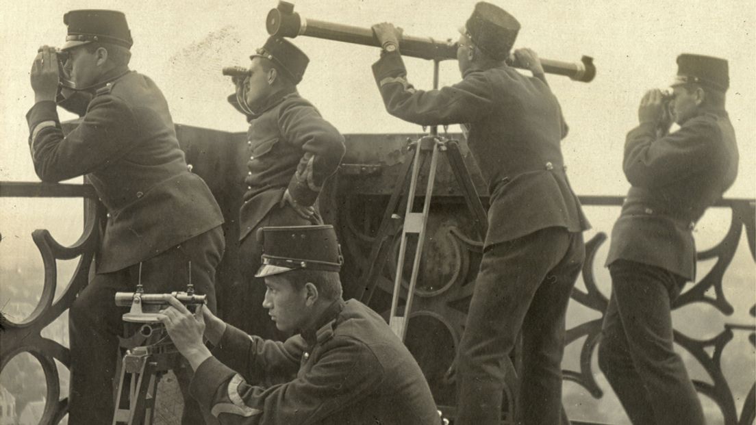 Soldaten op de Domtoren in Utrecht tijdens de Eerste Wereldoorlog