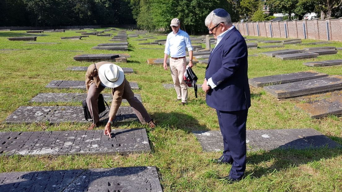 Burgemeester Jan van Zanen bracht in september een bezoek aan de Joodse Begraafplaats