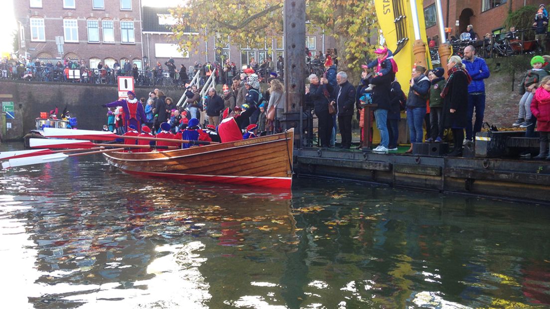 Op de Oude Gracht varen bootjes met Pieten.