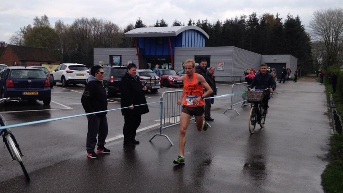 Erwin Harmes wint marathon Zeeuws-Vlaanderen opnieuw (video)