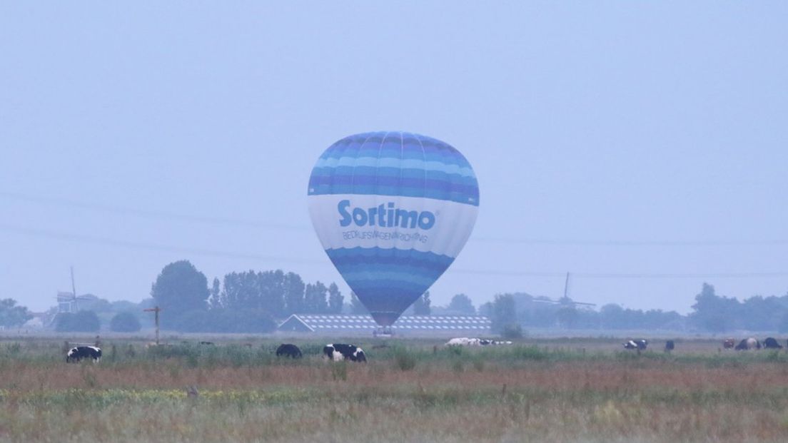 Luchtballon landt in het weiland in Leiden