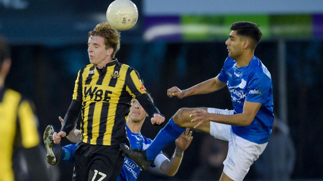 Rijnsburgse Boys-speler Jeroen Spruijt kopt de bal weg