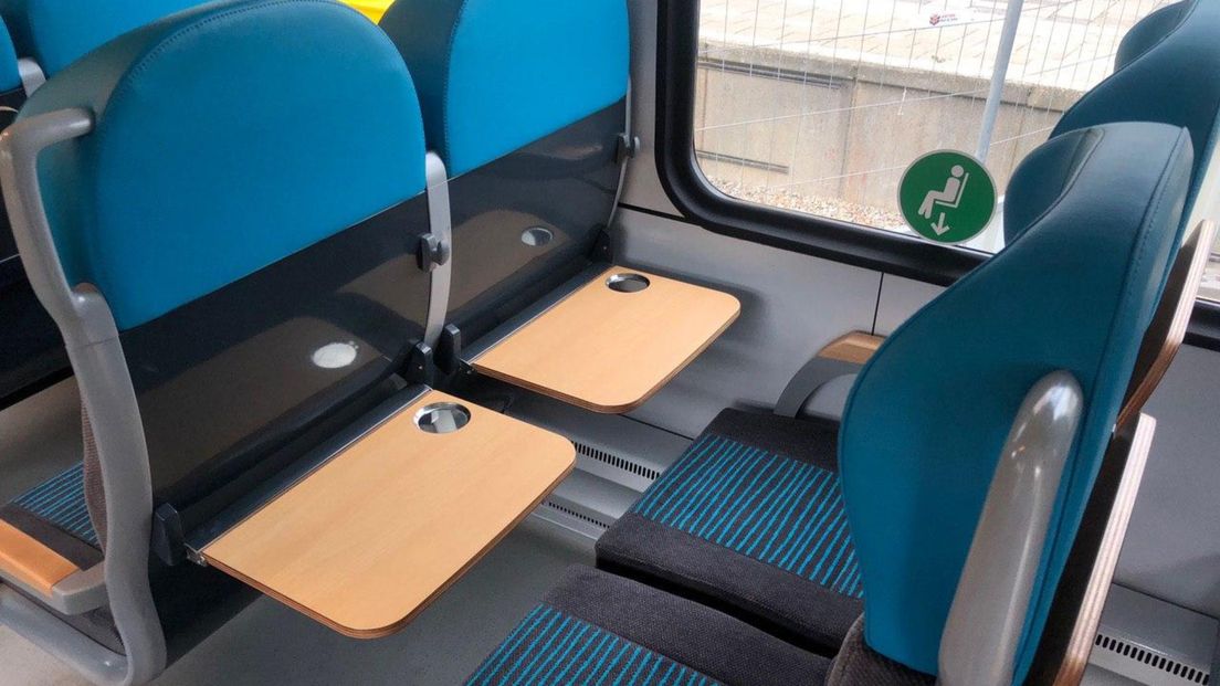 De klaptafeltjes aan de stoelen in de nieuwe Arriva-treinen