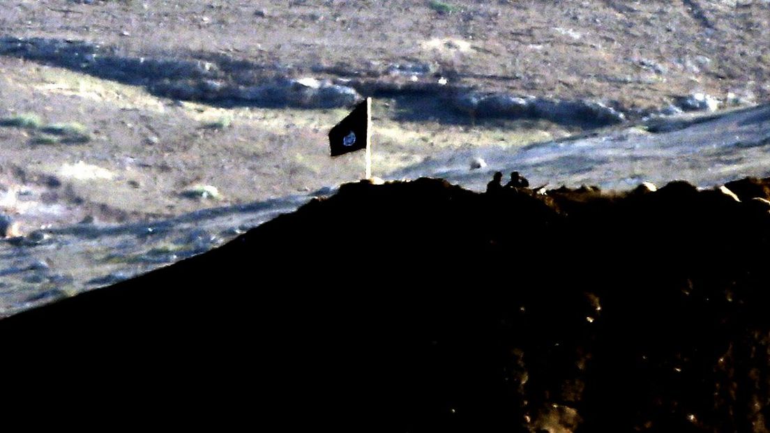IS-strijders op een berg in de buurt van stad Kobani