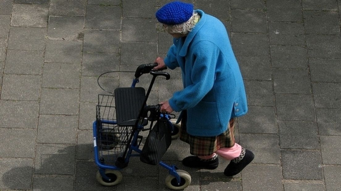 Fietser steelt handtas uit rollator bejaarde vrouw