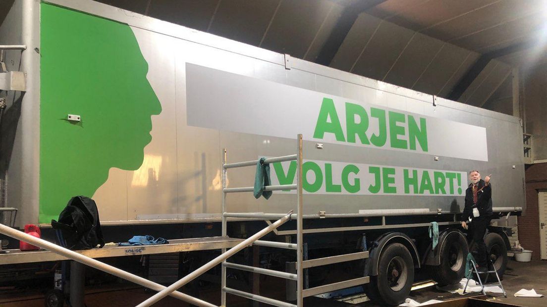 Willem Homan is druk bezig met de Robben-trailer