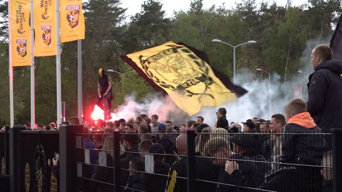 Supporters op Papendal om Vitesse te huldigen.