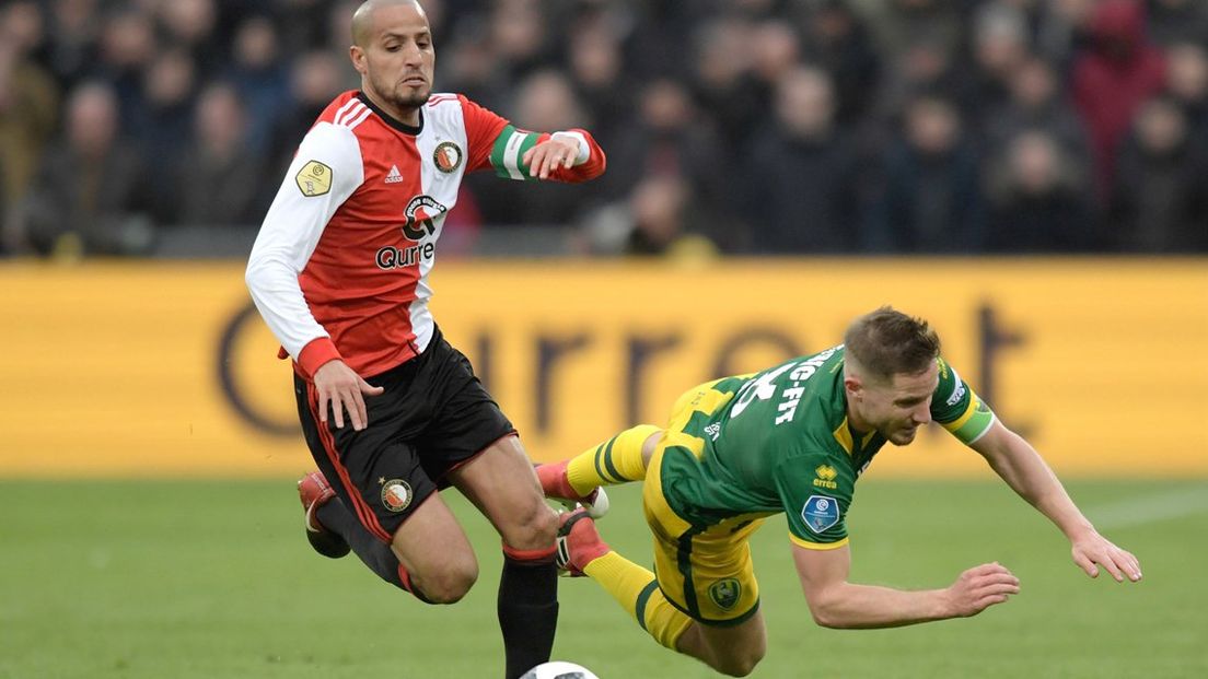 Aaron Meijers valt neer naast Feyenoord-aanvoerder Karim El Ahmadi. 