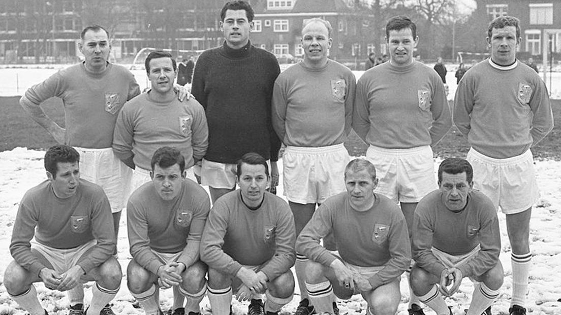 Kreijermaat (zittend, tweede van links) in 1969 met de oud internationals