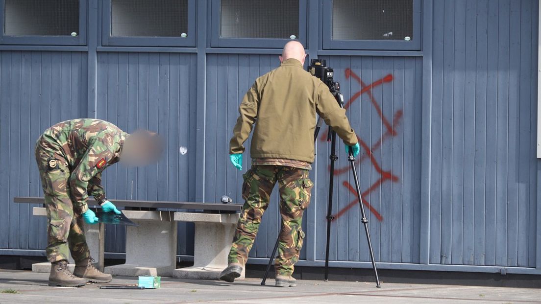 De Explosieven Opruimingsdienst bij de granaat bij het supportershome van ADO Den Haag
