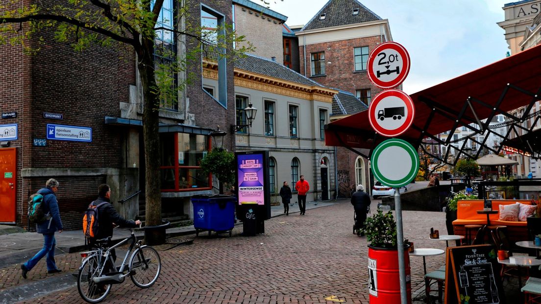 De gekke verkeersborden die zijn opgehangen in het centrum van Utrecht blijken onderdeel van een kunstproject