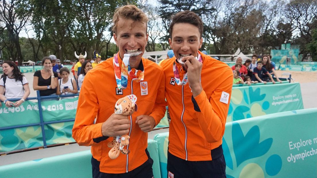 Matthew Immers (r) en Yorick de Groot met hun zilveren medaille.
