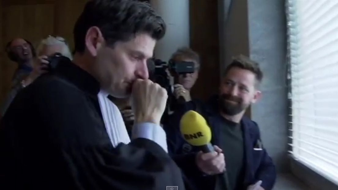 Advocaat Roger Cox barst in tranen uit in de rechtbank in Den Haag.