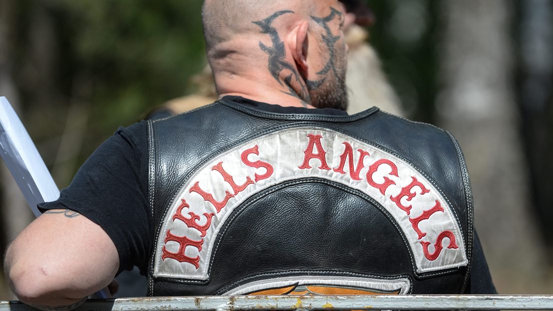 Een man draagt Hells Angels-kleding