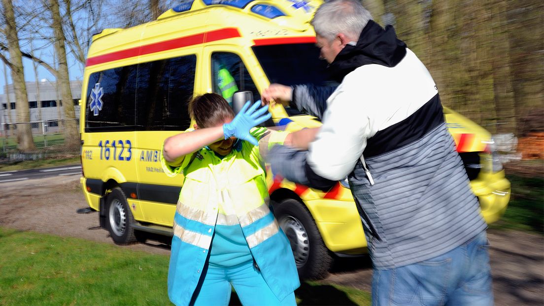 Agressie tegen een ambulancemedewerkster, geënsceneerd beeld.