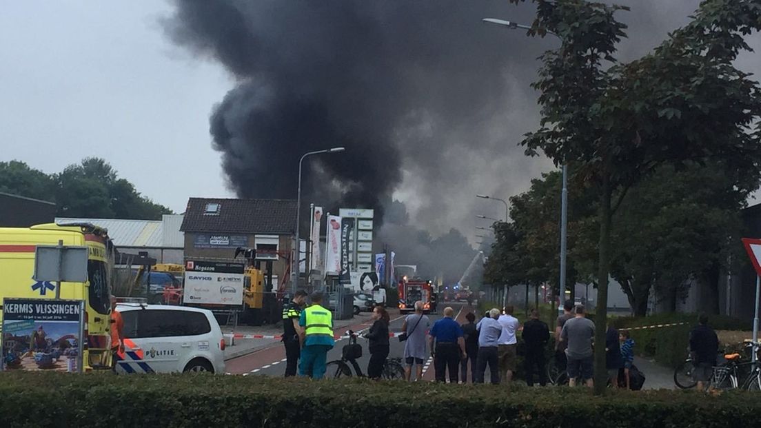 Uitslaande brand bij autobedrijf in Vlissingen