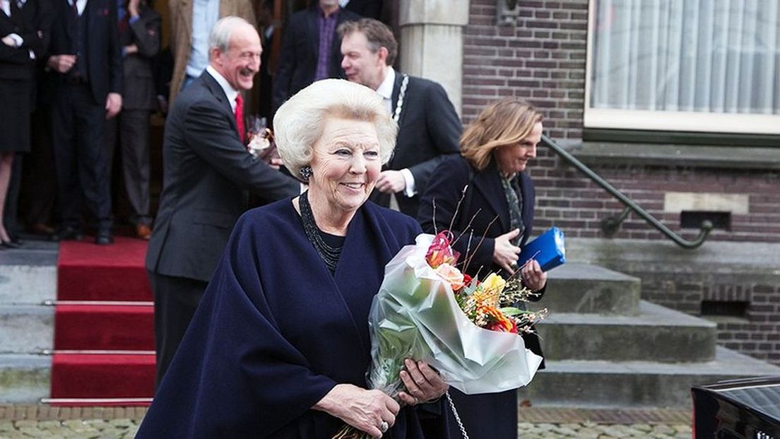 Prinses Beatrix dinsdagmorgen bij het gemeentehuis van Baarn.