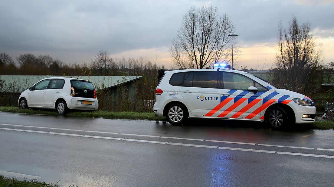 Bij een politieachtervolging is in Wilnis een auto aangereden.