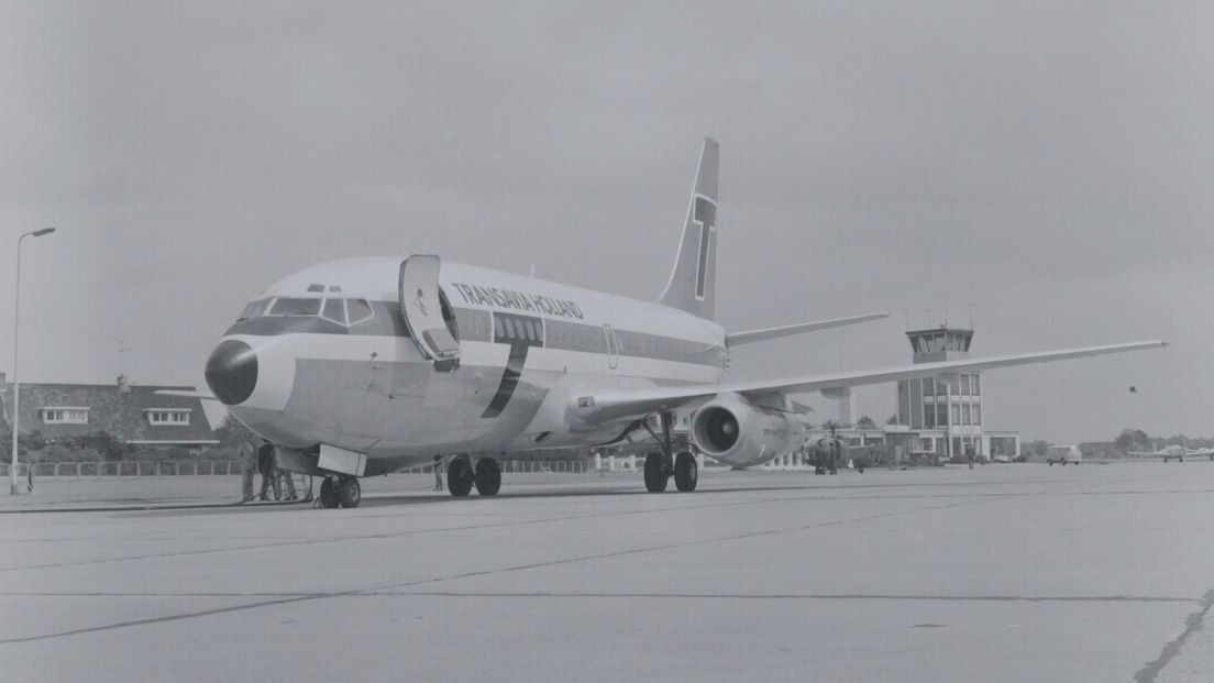 Een Boeing 737 van maatschappij Transavia op vliegveld Eelde in 1975