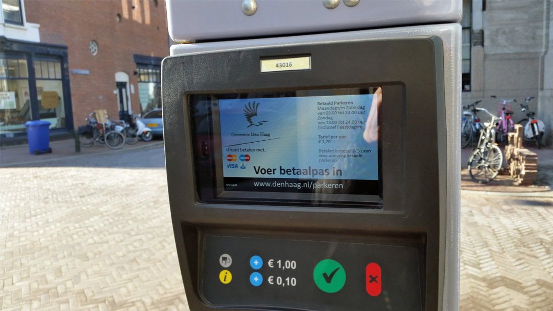 Een parkeerautomaat in Den Haag. (Archief