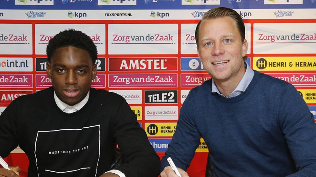 Sylian Mokono met FC Utrechts directeur voetbalzaken Jordy Zuidam
