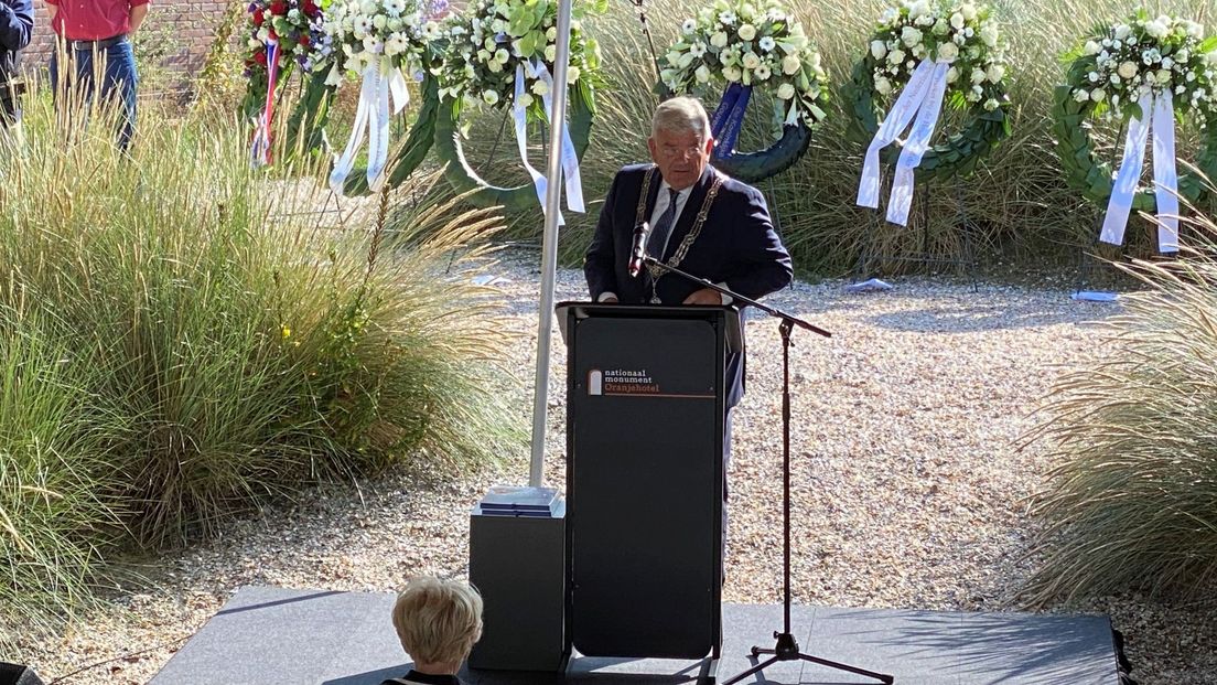 Burgemeester Jan van Zanen spreekt tijdens de herdenking bij het Oranjehotel