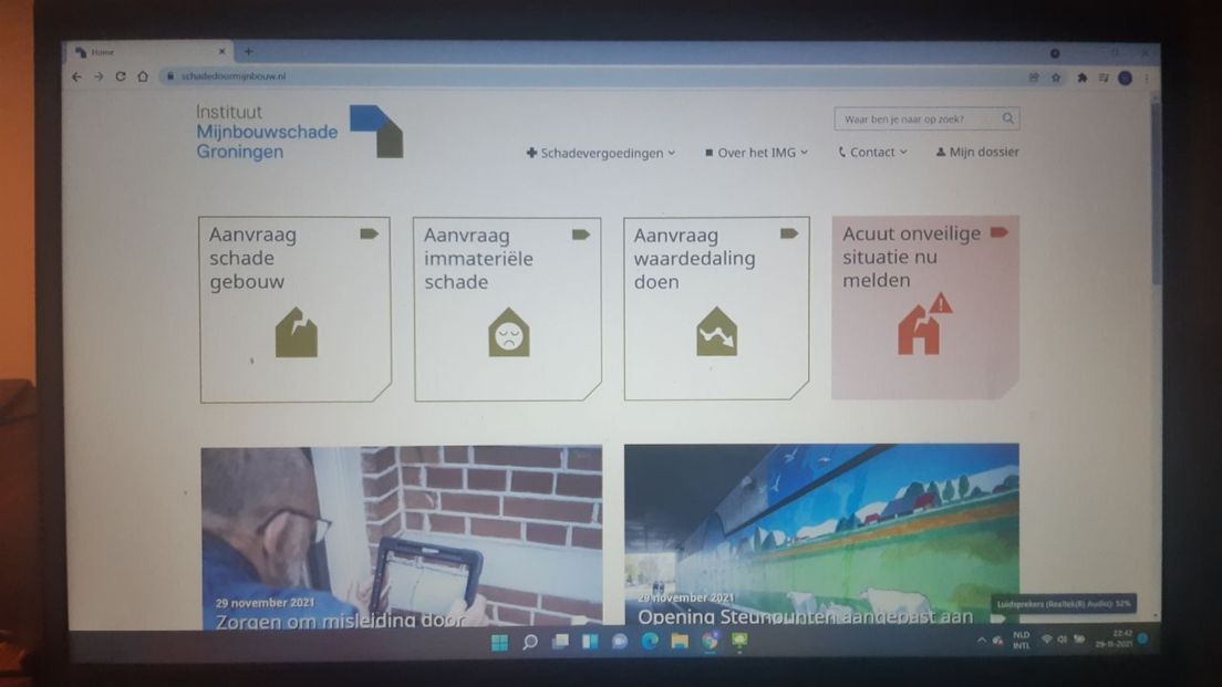 Een laptop met de website van het IMG: schadedoormijnbouw.nl