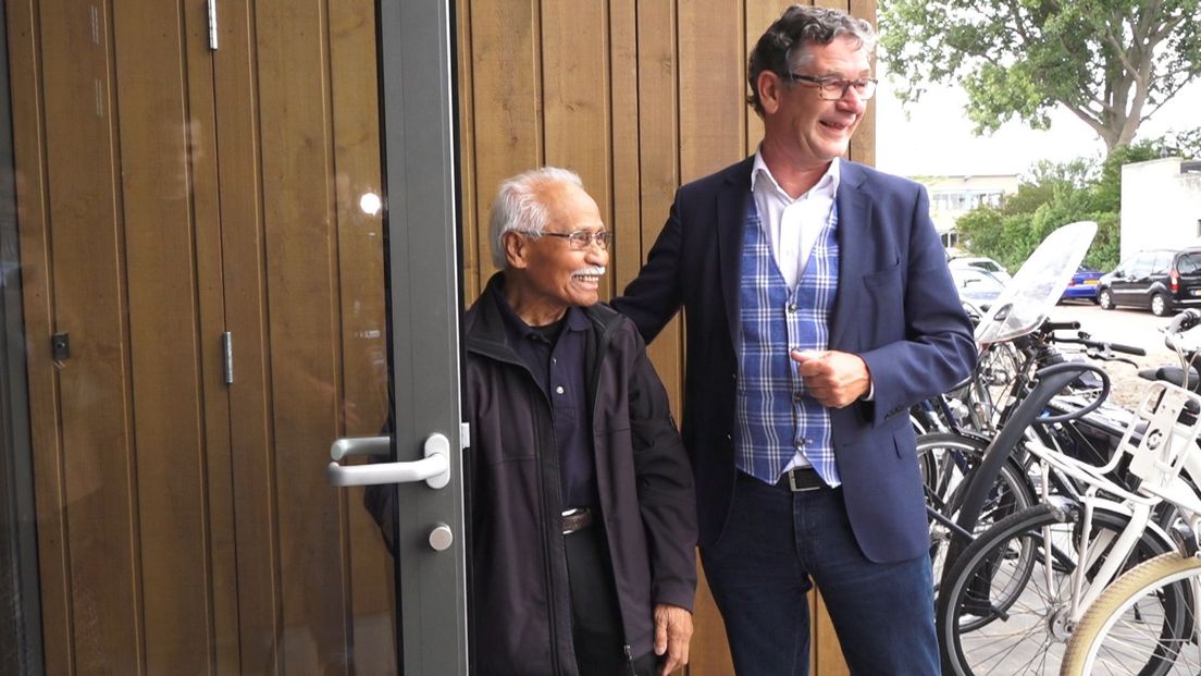 Nico Tamaelasapal (links) heeft de sleutel gekregen van wethouder Kees van Velzen