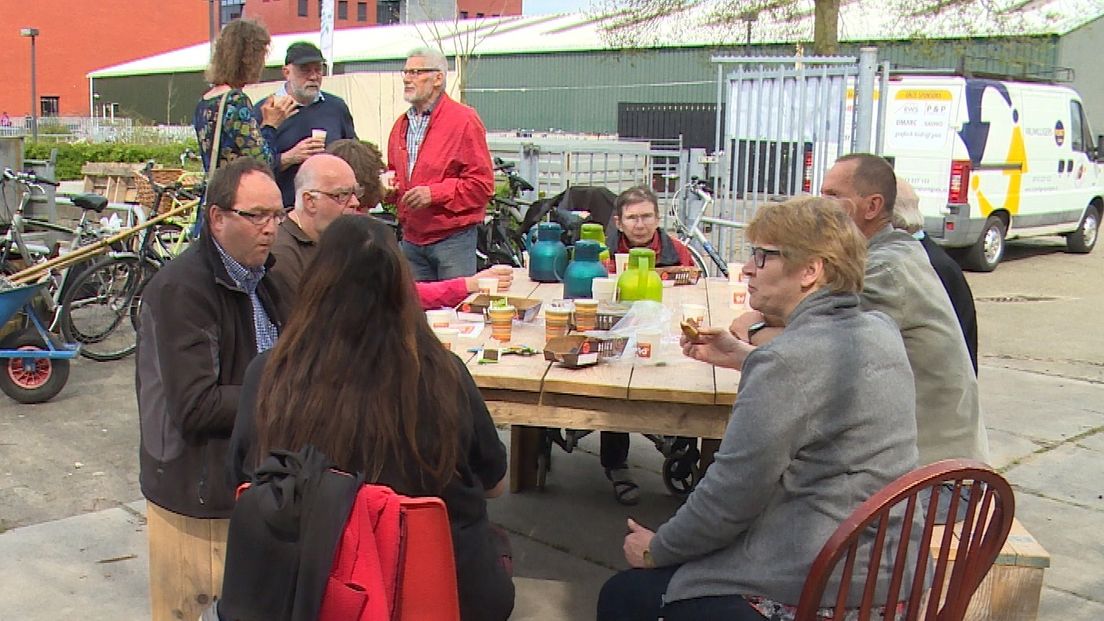 Picknicktafel in Stadstuin biedt rolstoelers uitkomst (video)
