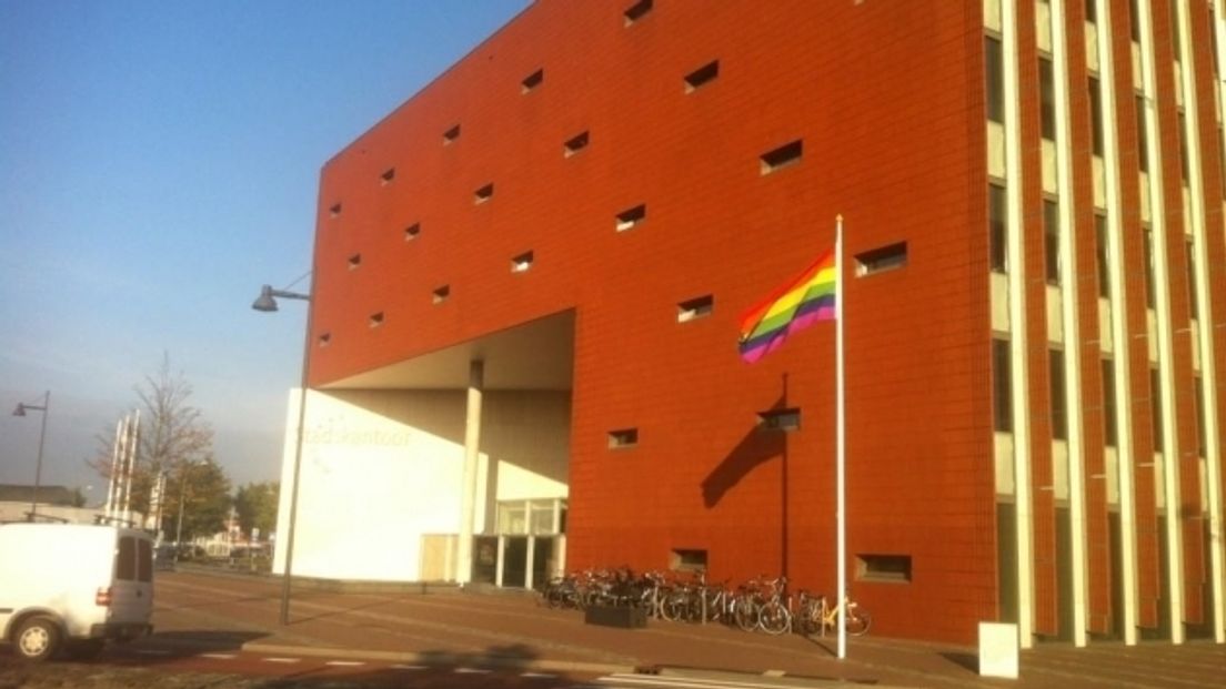 Regenboogvlag bij het gemeentehuis van Goes